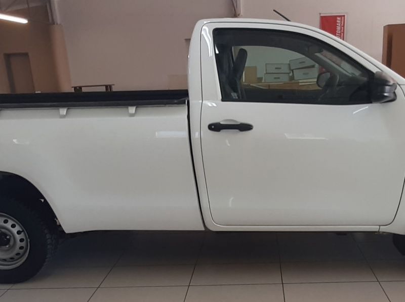 2016 Toyota Hilux S/C 2.4 low Raider 5Mt A/c pictures