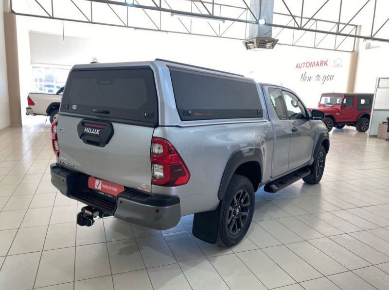 2023 Toyota Hilux XC 2.8 RB LGD MT pictures