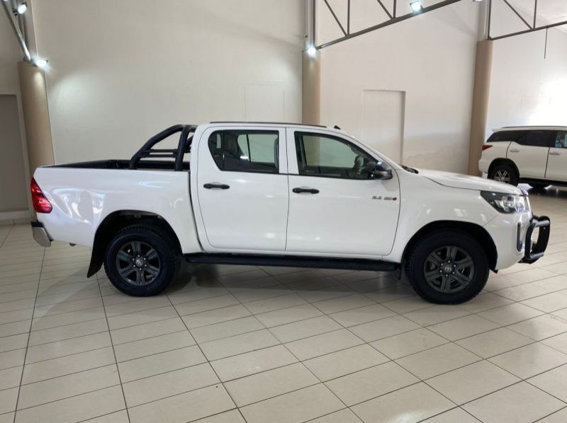 2022 Toyota HILUX 2.4 AT 4X4 pictures
