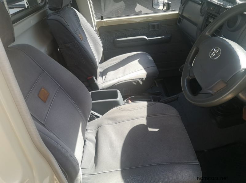 2017 Toyota LAND CRUISER V8 SC pictures