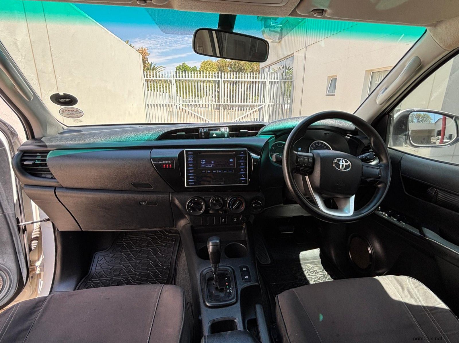 2018 Toyota Hilux Double Cab DC 2.4GD6 4X4 SRX AT pictures