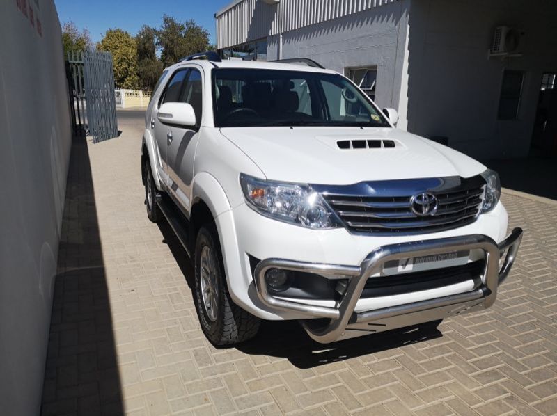 2014 Toyota Fortuner pictures