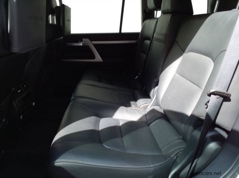 2020 Toyota LAND CRUISER 200 4.5 D4D VX-R pictures