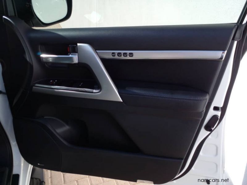 2020 Toyota LAND CRUISER 200 4.5 D4D VX-R pictures