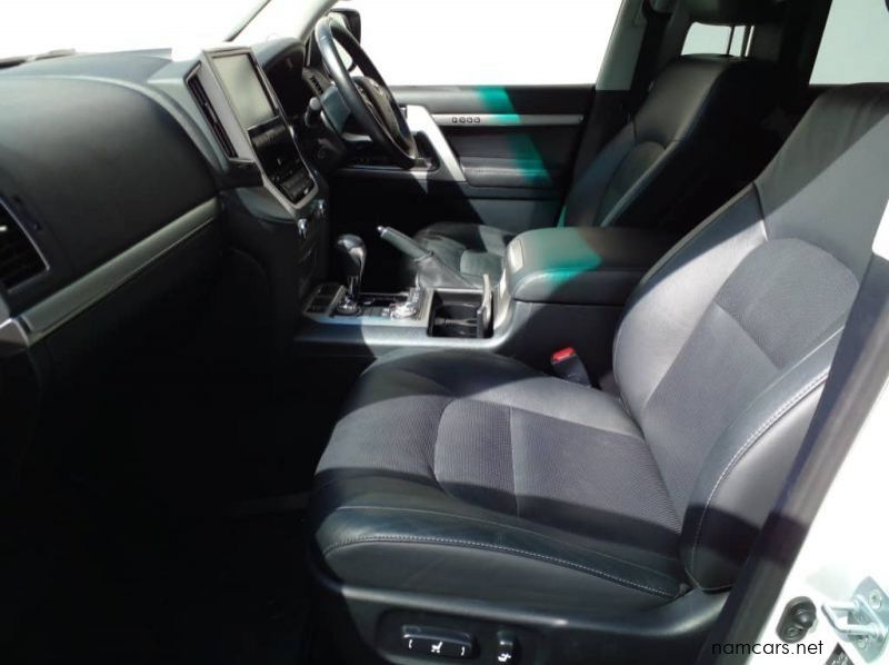 2020 Toyota LAND CRUISER 200 4.5 D4D VX-R pictures