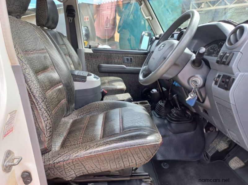 2015 Toyota LAND CRUISER V6 DC pictures