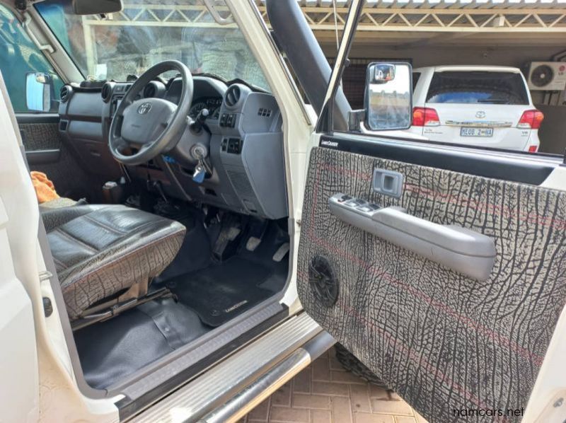 2015 Toyota LAND CRUISER V6 DC pictures