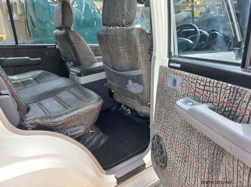 2015 Toyota LAND CRUISER V6 DC pictures