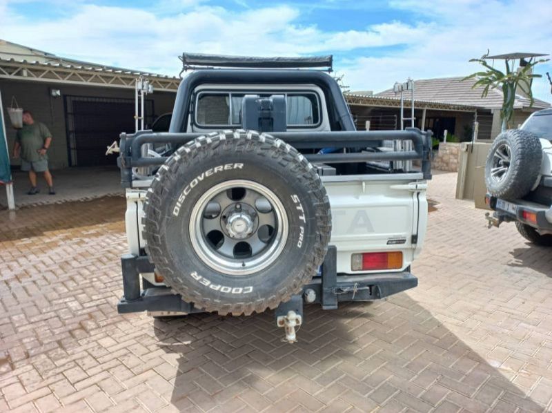 2015 Toyota LAND CRUISER V6 DC pictures