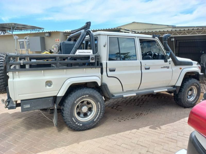 2015 Toyota LAND CRUISER V6 DC pictures