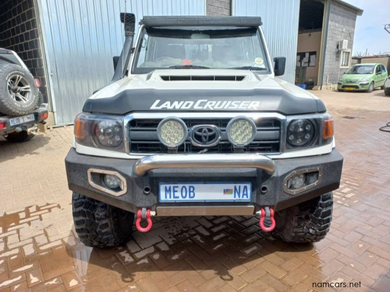 2015 Toyota LAND CRUISER V6 DC pictures