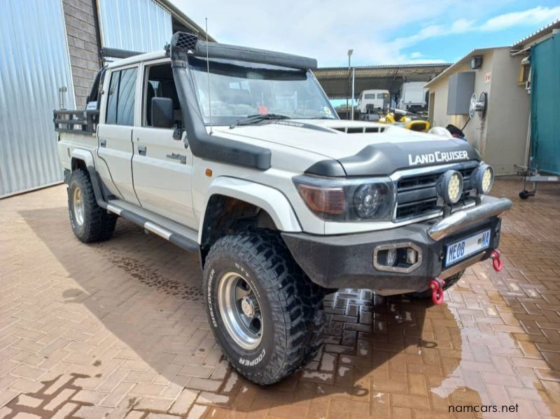 2015 Toyota LAND CRUISER V6 DC pictures