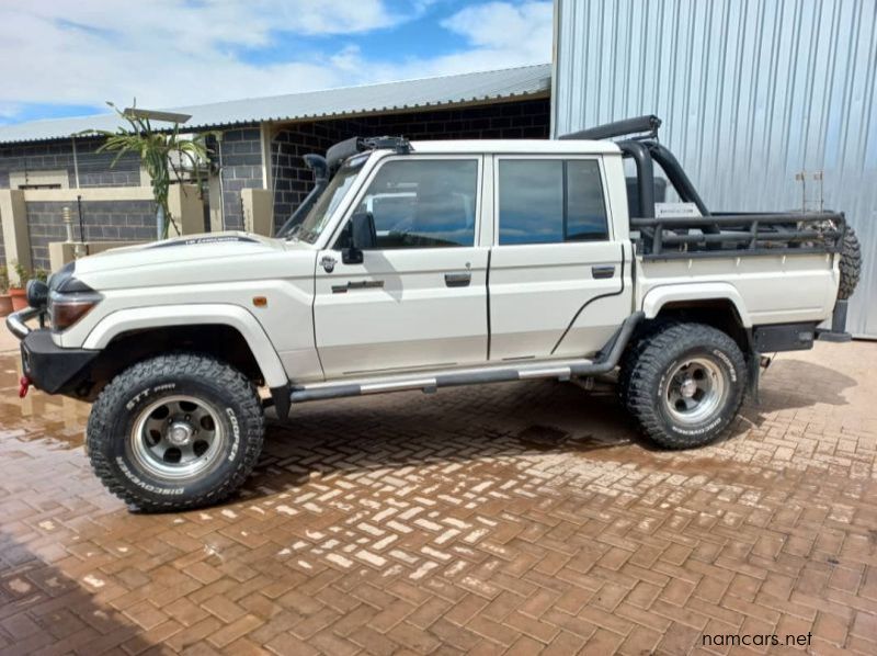 2015 Toyota LAND CRUISER V6 DC pictures