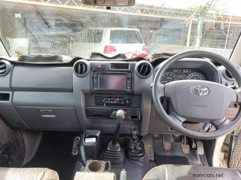 2015 Toyota LAND CRUISER V6 DC pictures