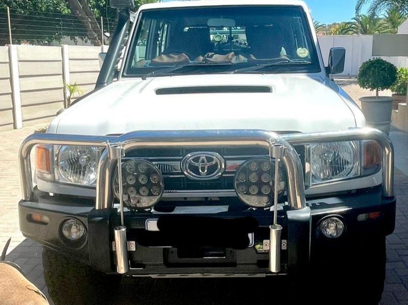 2018 Toyota LAND CRUISER V8 DC pictures