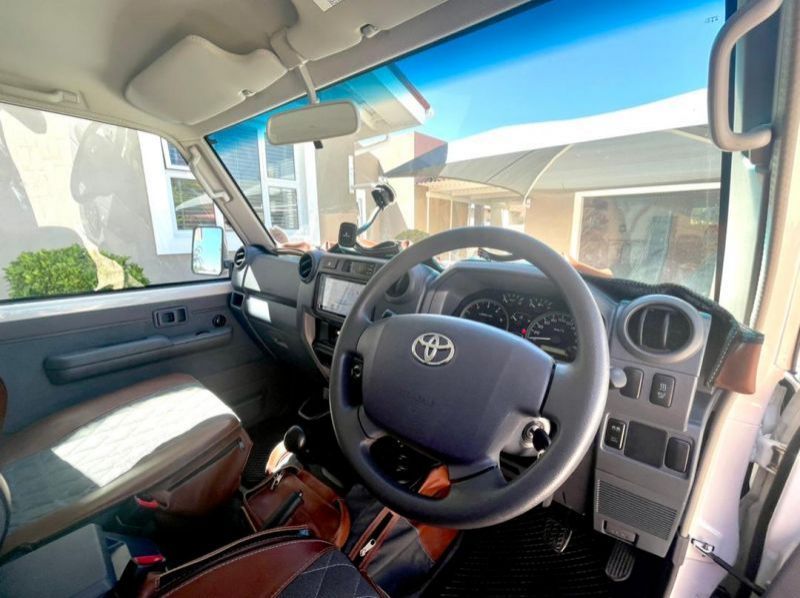 2018 Toyota LAND CRUISER V8 DC pictures