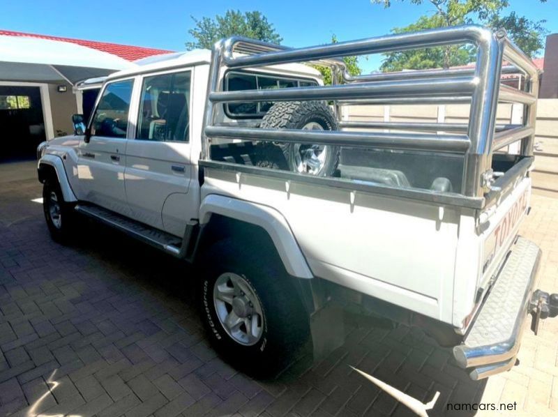 2018 Toyota LAND CRUISER V8 DC pictures