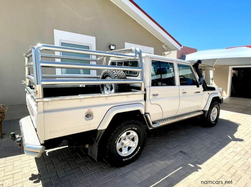 2018 Toyota LAND CRUISER V8 DC pictures