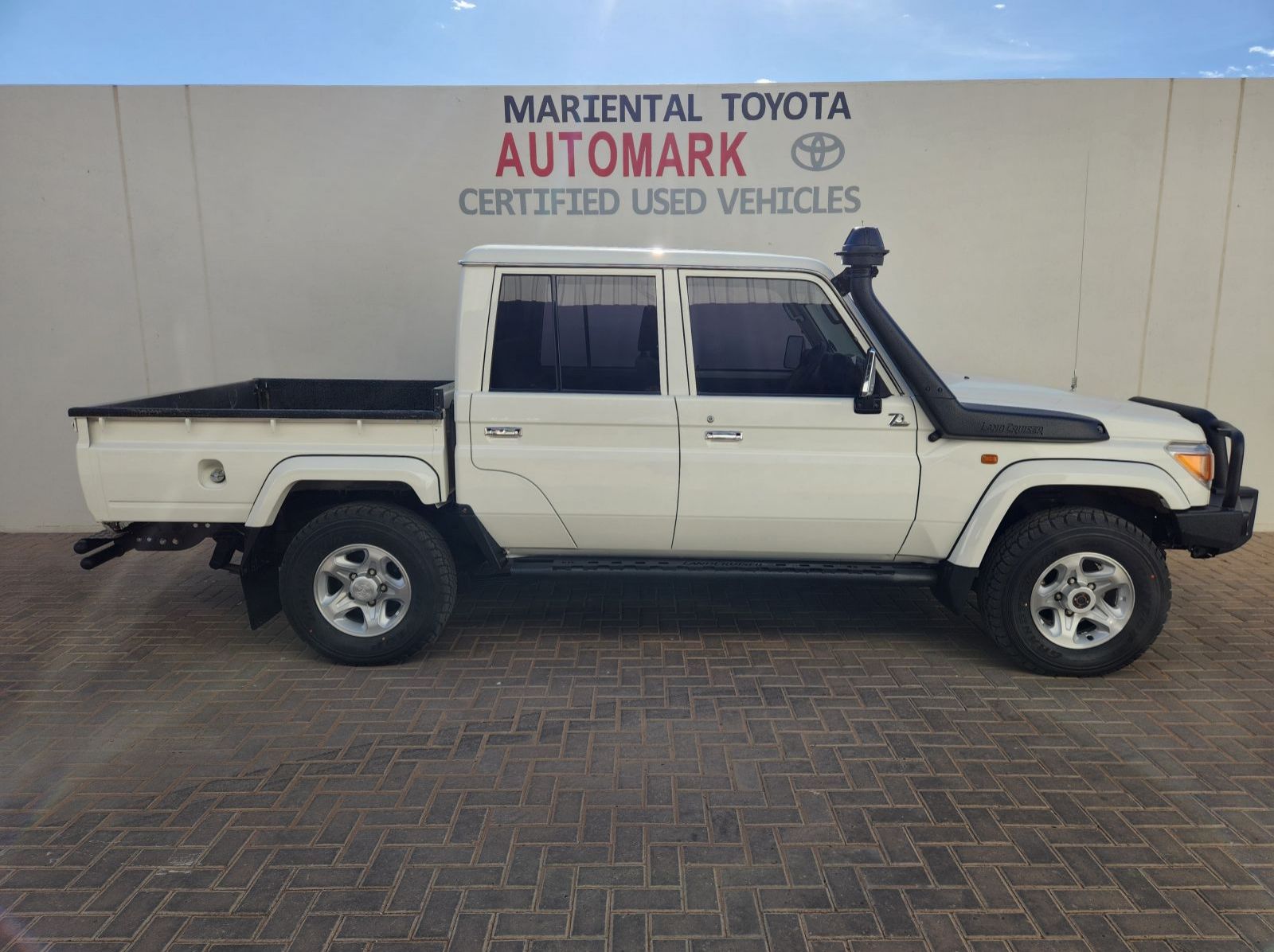 2022 Toyota Land Cruiser DC 4.5 V8 Diesel 70th Edition pictures