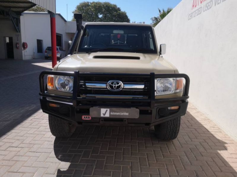 2015 Toyota Land Cruiser Pickup LC 4.5 V8 TURBO DIESEL DC pictures