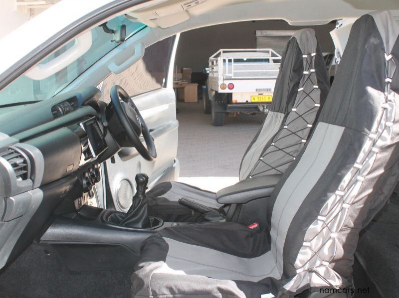 2019 Toyota Hilux XC 2.4GD6 4x2 SRX MT pictures