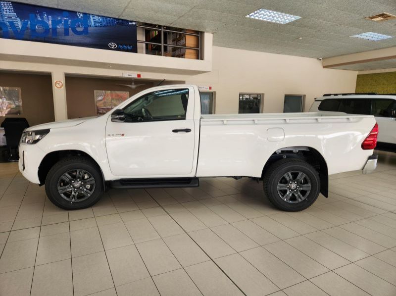 2024 Toyota Hilux SC 2.4GD6 4x2 Raider MT pictures