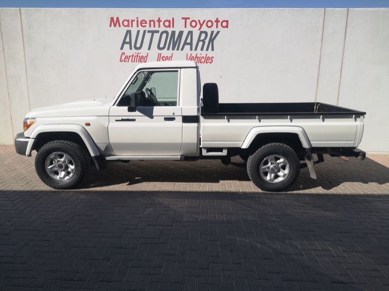 2018 Toyota LAND CRUISER V6 SC pictures