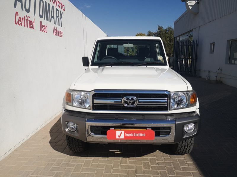 2018 Toyota LAND CRUISER V6 SC pictures