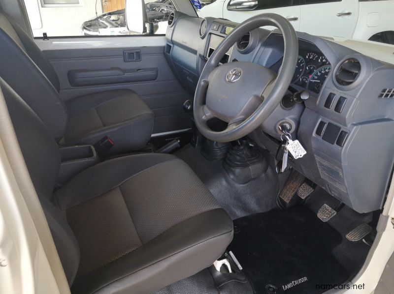 2018 Toyota LAND CRUISER V6 SC pictures