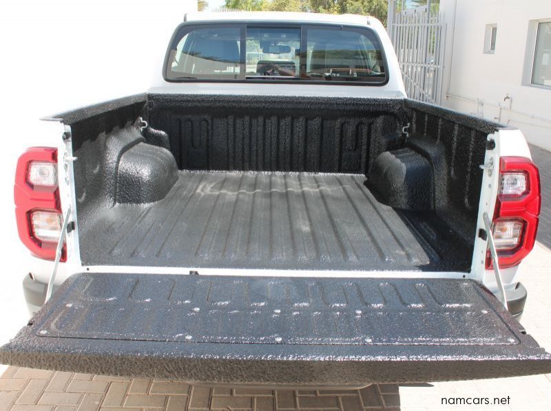 2024 Toyota Hilux DC 2.8GD6 4x2 Legend AT pictures