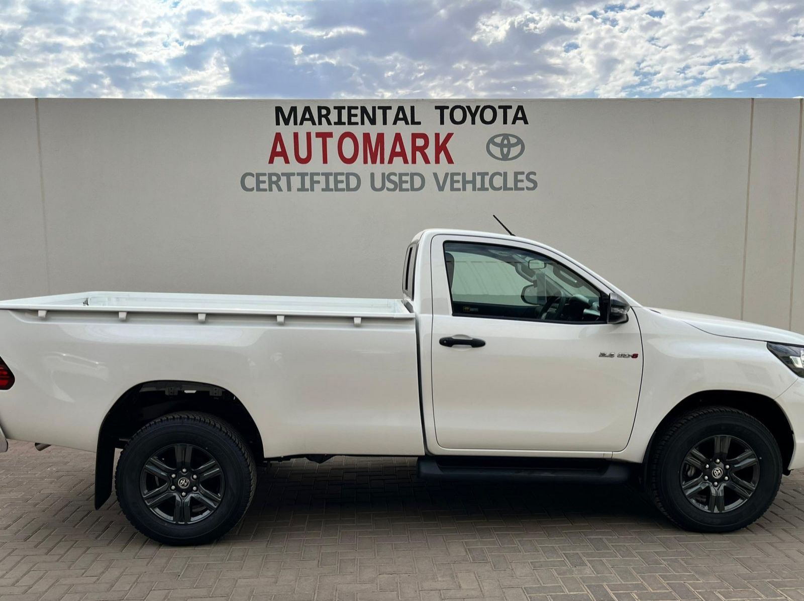 2025 Toyota Hilux SC 2.4GD6 4X2 Raider MT pictures