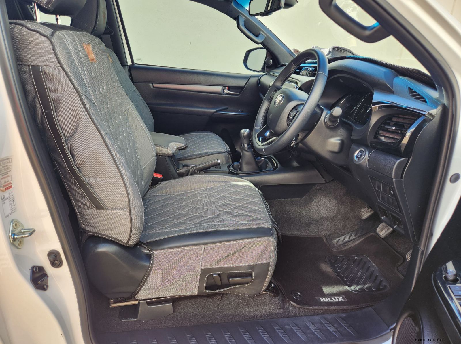 2023 Toyota Hilux XC 2.8GD6 4x4 Legend MT pictures