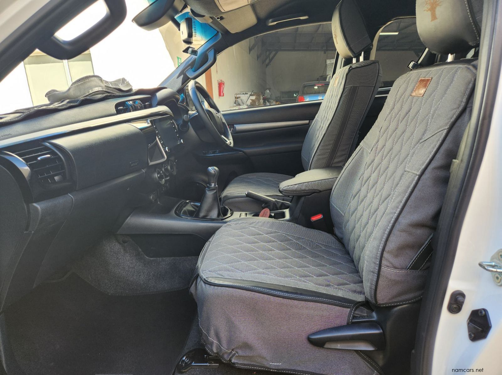 2023 Toyota Hilux XC 2.8GD6 4x4 Legend MT pictures