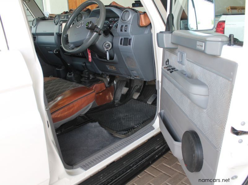 2015 Toyota Land Cruiser Double Cab 4.5 V8 Diesel pictures