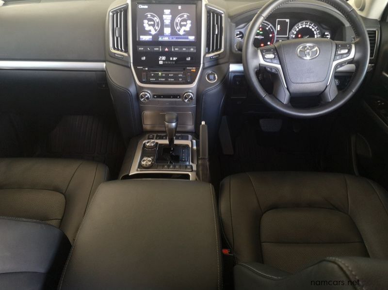 2020 Toyota LAND CRUISER 200 4.5 D4D VX-R pictures