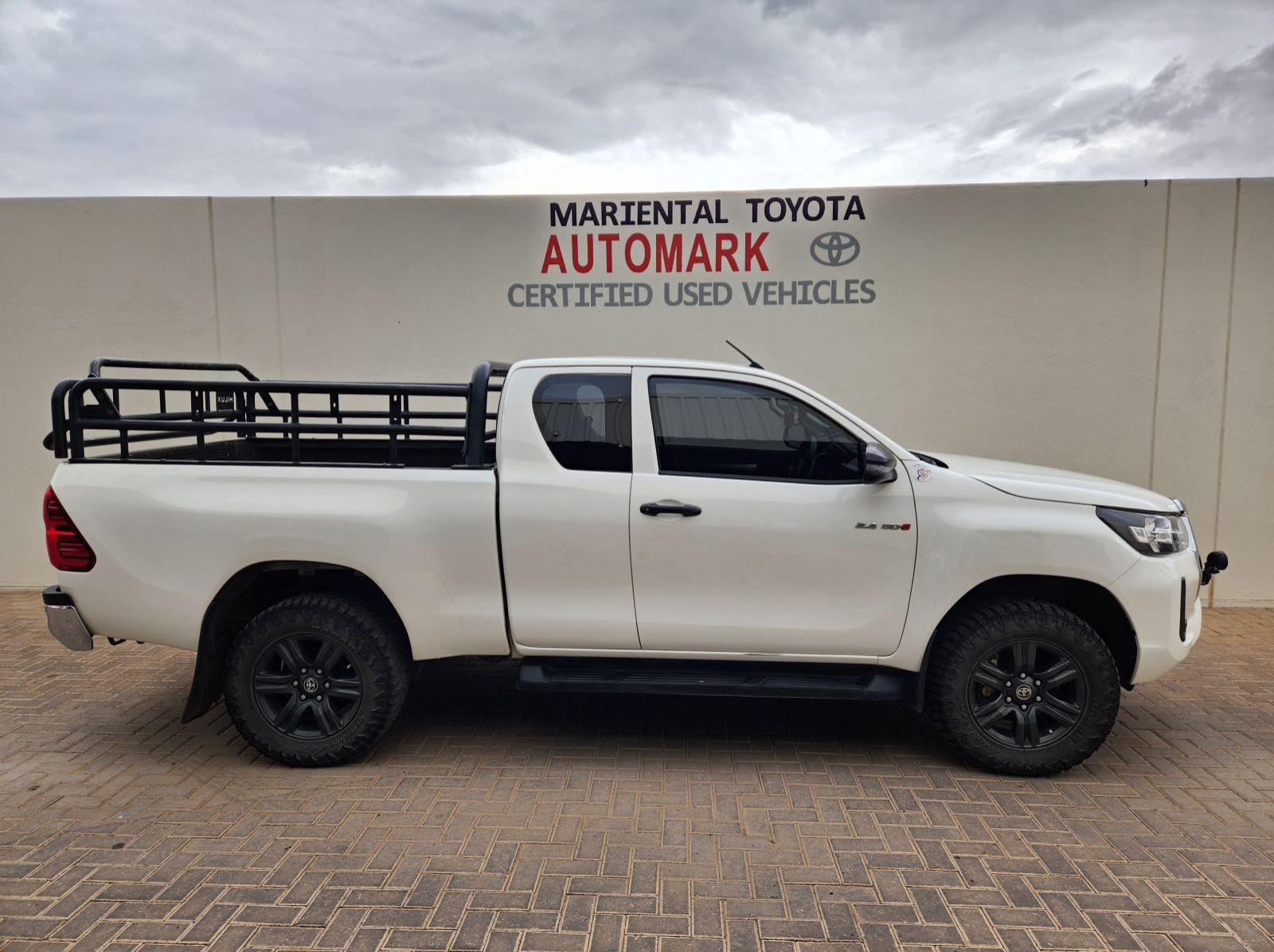 2023 Toyota Hilux XC 2.4GD6 4X2 Raider MT pictures