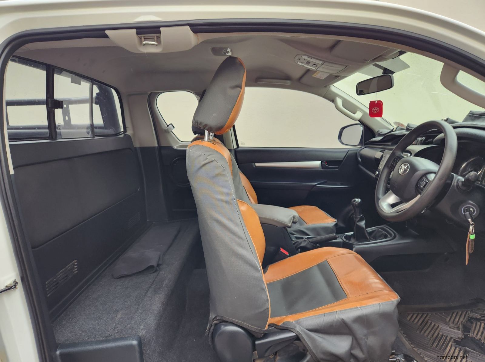 2023 Toyota Hilux XC 2.4GD6 4X2 Raider MT pictures