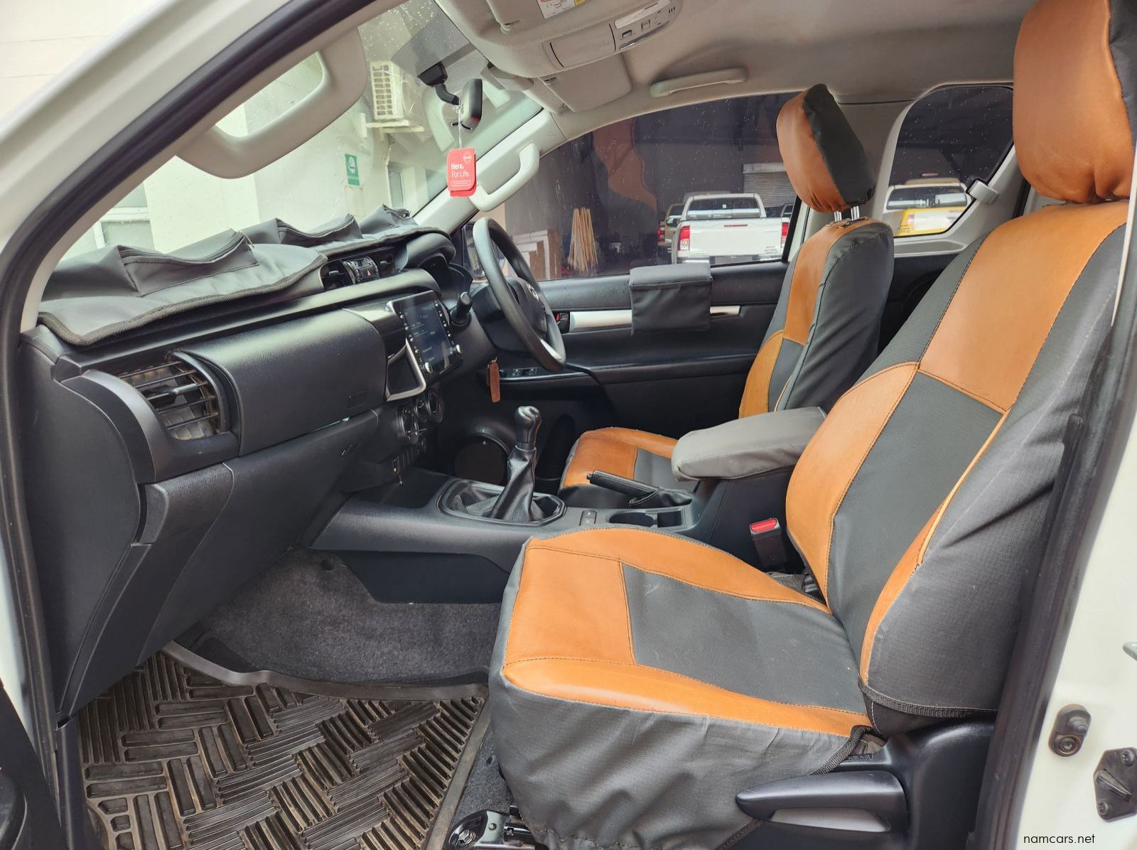 2023 Toyota Hilux XC 2.4GD6 4X2 Raider MT pictures