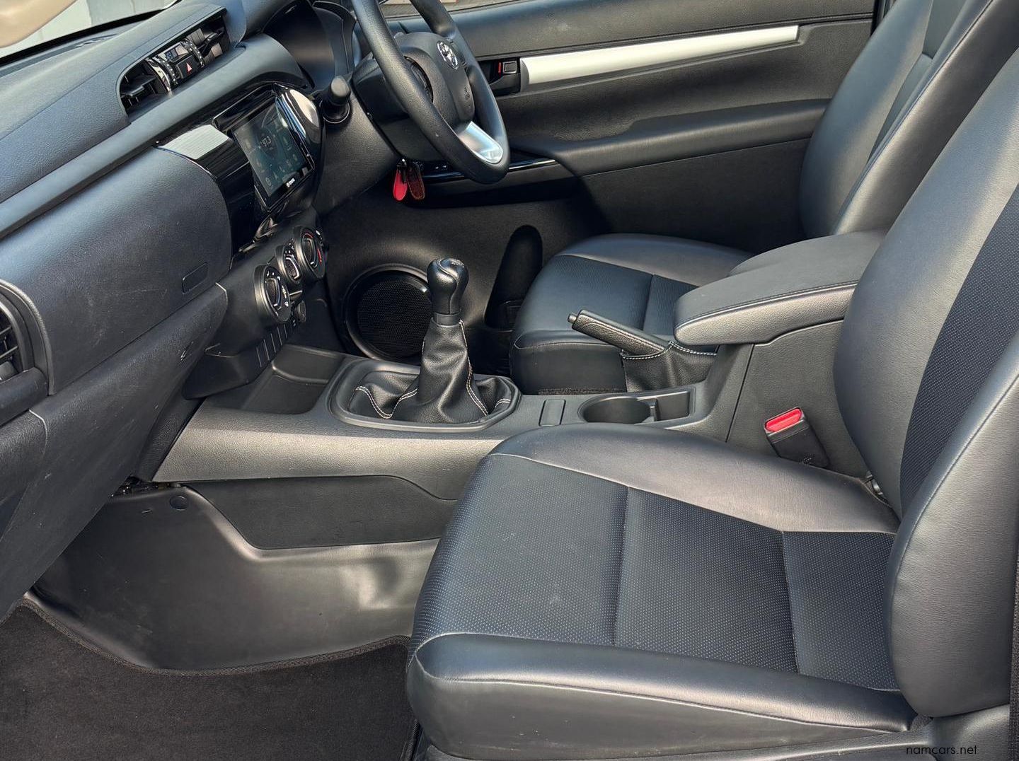 2026 Toyota Hilux SC 2.4GD6 4x4 Flat Deck 6MT pictures