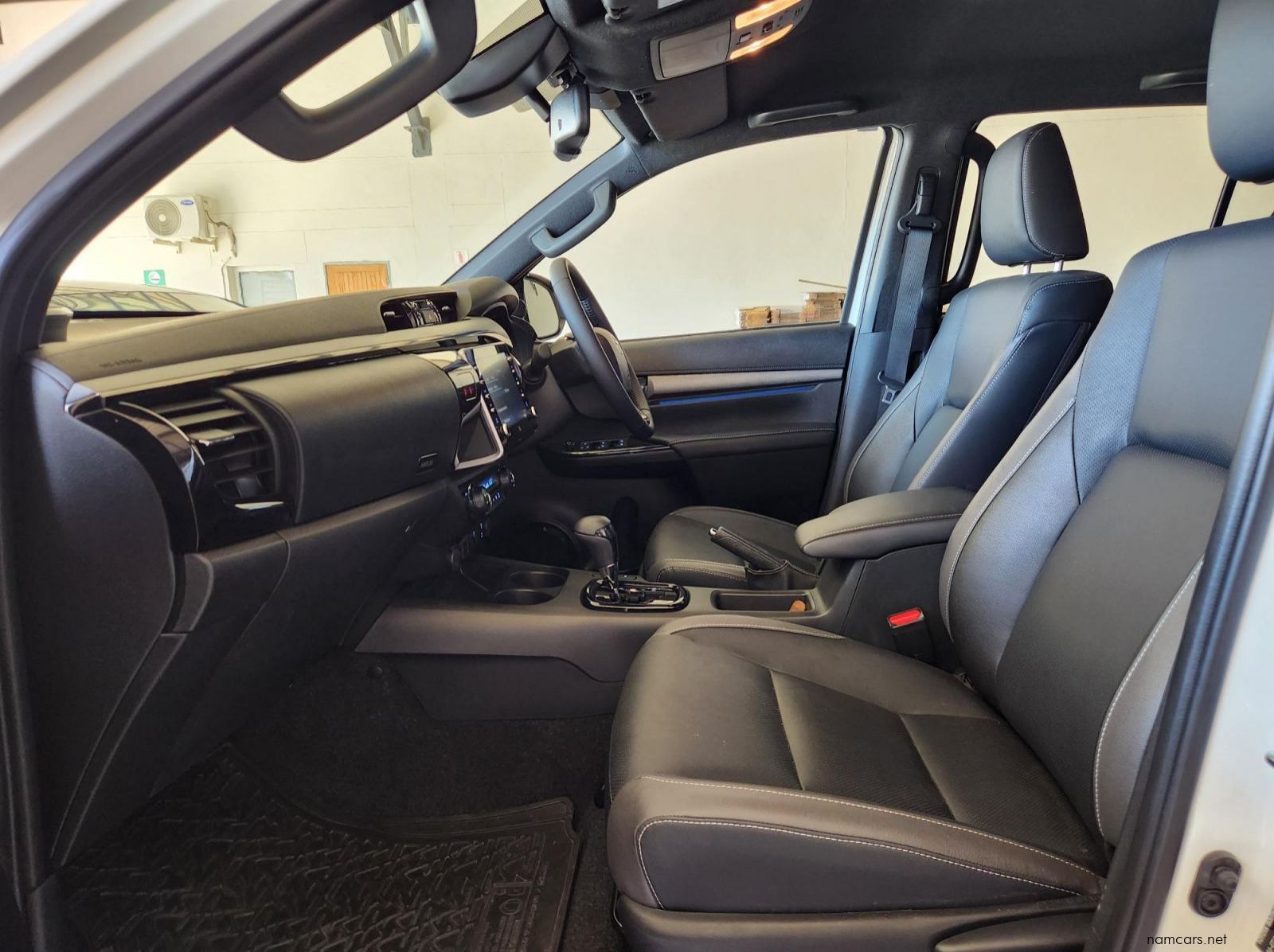 2024 Toyota Hilux DC 2.8GD6 4x2 Legend AT 48V pictures