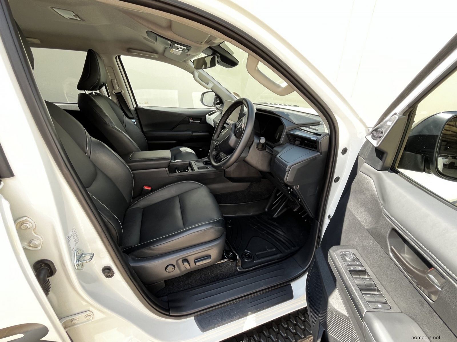2026 Toyota HILUX DC LEGEND AT RB pictures