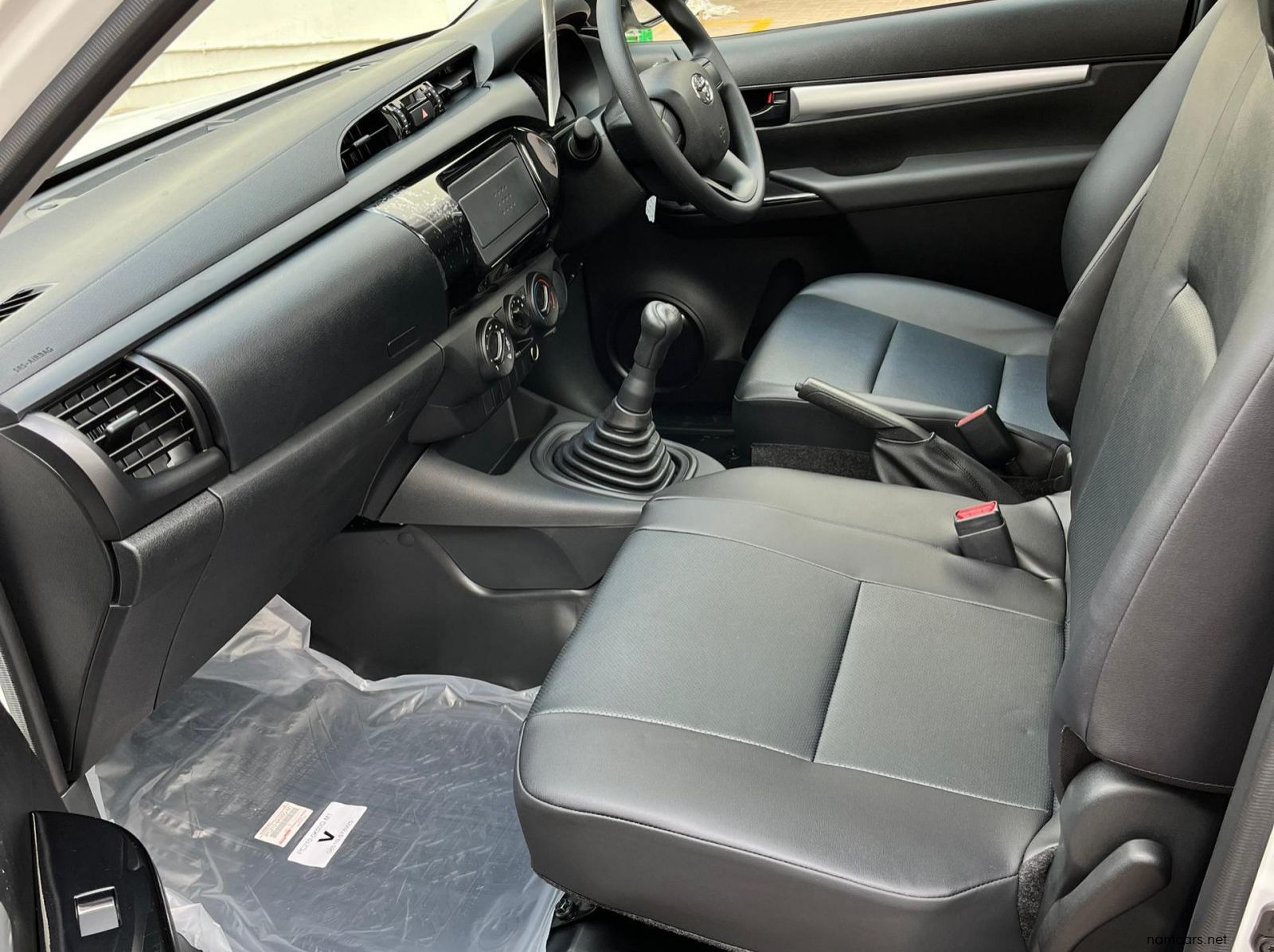 2025 Toyota Hilux SC 2.4GD 5MT A/C pictures