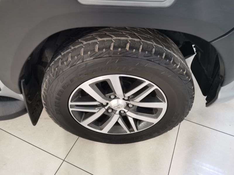 2017 Toyota Hilux 4.0 V6 Raider 4x4 A/t P/u D/c pictures