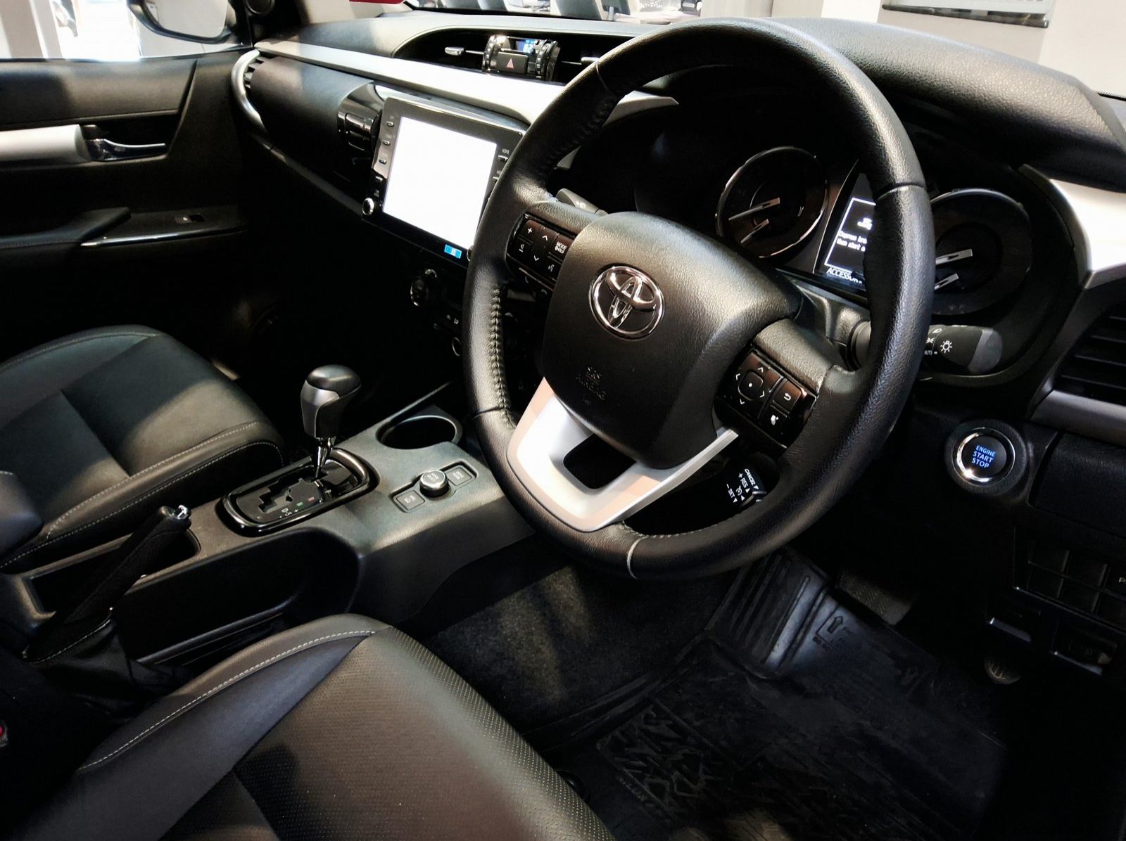 2025 Toyota Hilux 2.8Gd6 Rb RAIDER 4x4 A/t P/u D/c (mhev) pictures