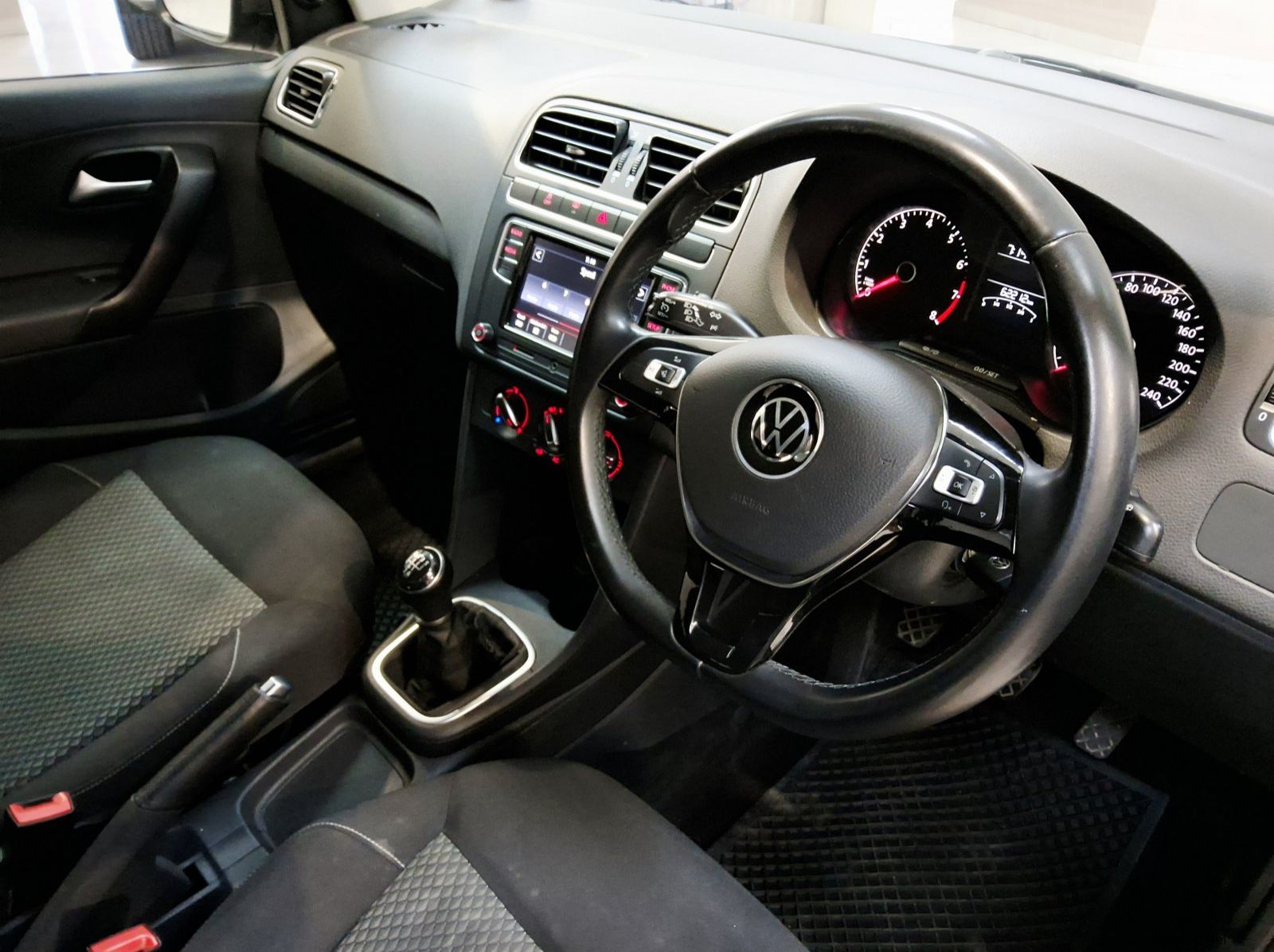 2023 Volkswagen POLO 1.6 HIGHLINE pictures