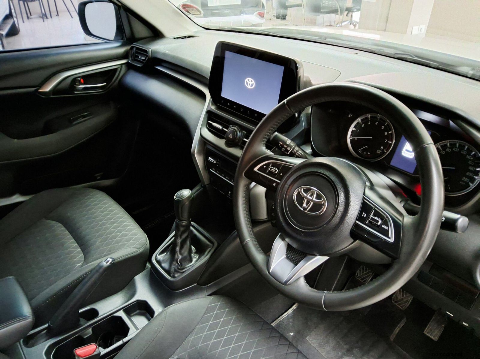 2026 Toyota URBAN CRUISER 1.5 XR pictures