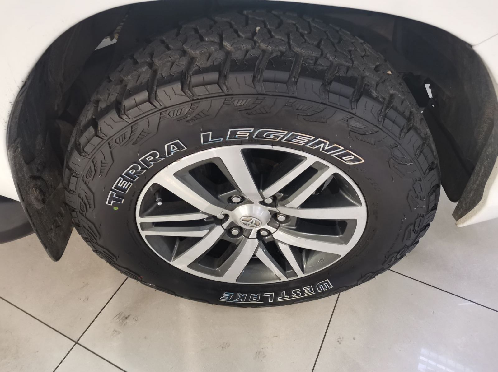 2018 Toyota Hilux 2.8 Gd-6 Raider 4x4 P/u D/c Dakar pictures