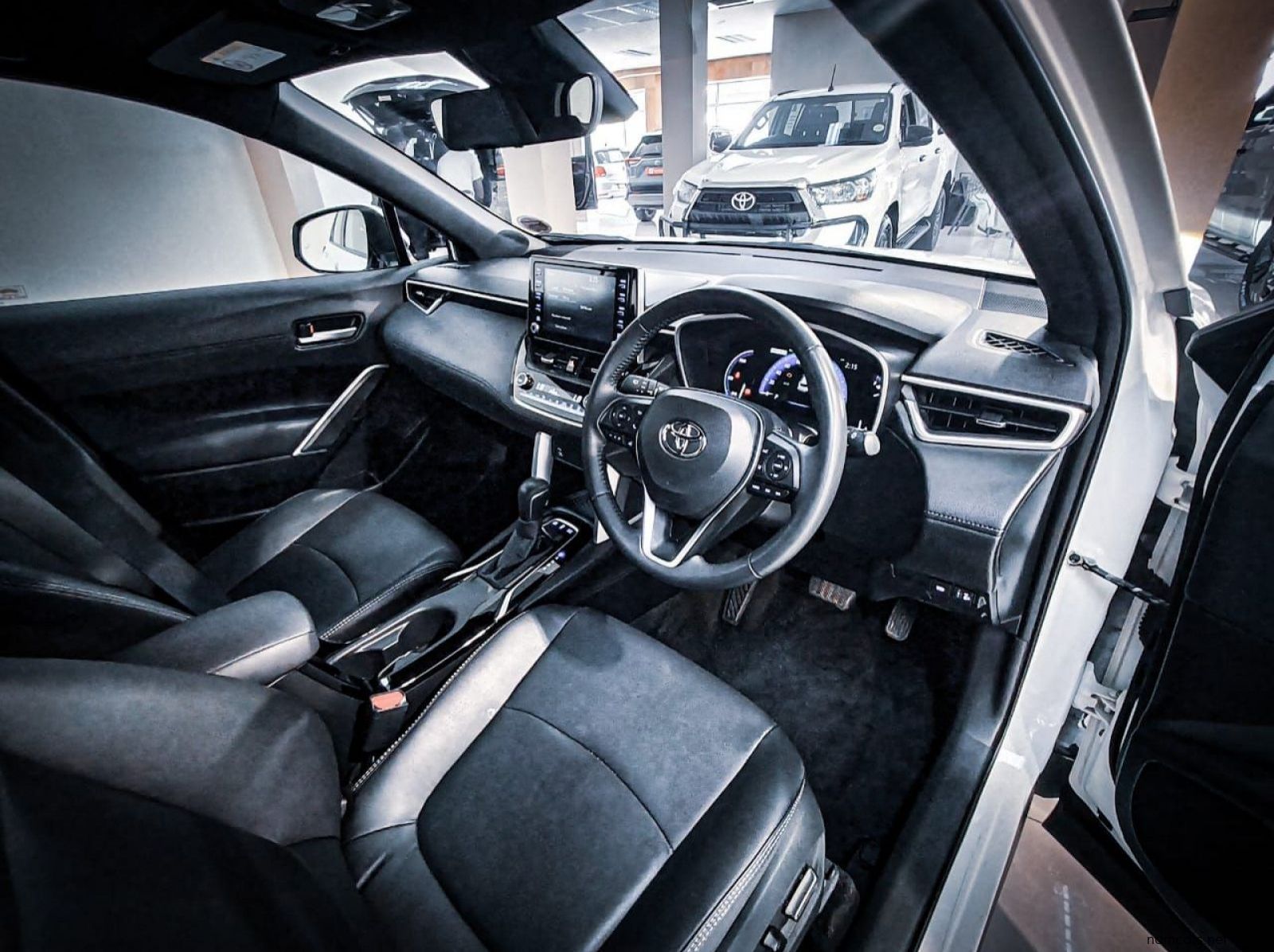 2023 Toyota Corolla Cross 1.8 Xr Hybrid pictures