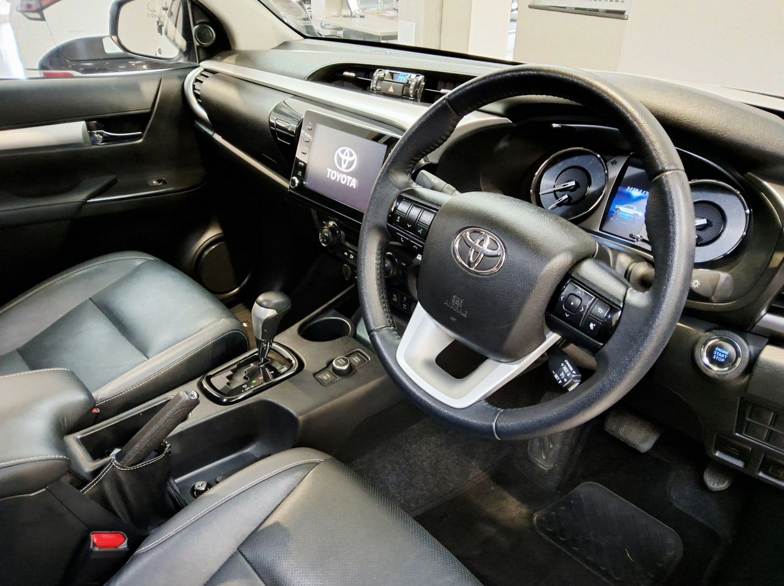 2025 Toyota Hilux 2.8Gd6 RB Raider 4x4 A/t P/u D/c (mhev) pictures