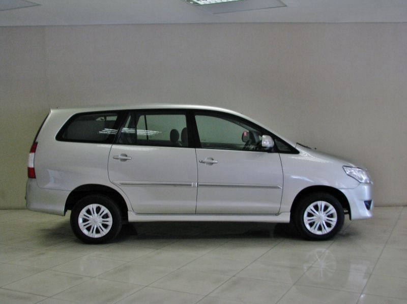 2011 Toyota Innova pictures